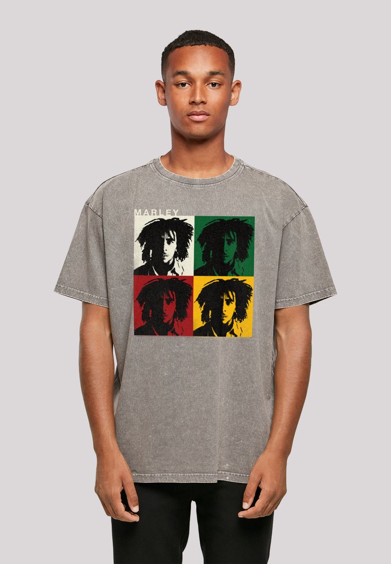Graues oversized T-Shirt mit einem Grafikdruck, der vier Bilder einer Figur in roten, grünen, schwarzen und gelben Quadraten zeigt, mit dem Text "MARLEY."