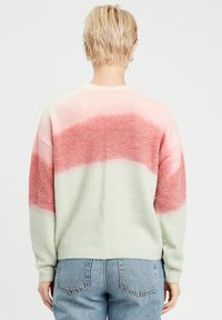 Strickpullover mit Gradientendesign in Hellgrün, Pink und Rot. Weiche Textur, lange Ärmel und gerippte Bündchen und Säume.