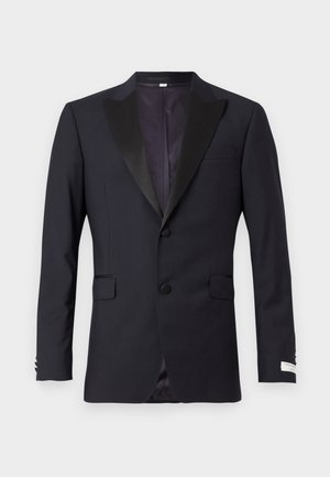 Giacca smoking blu navy con rever in raso nero, design a un bottone, due tasche frontali e bavero a punta; texture liscia, vestibilità su misura.