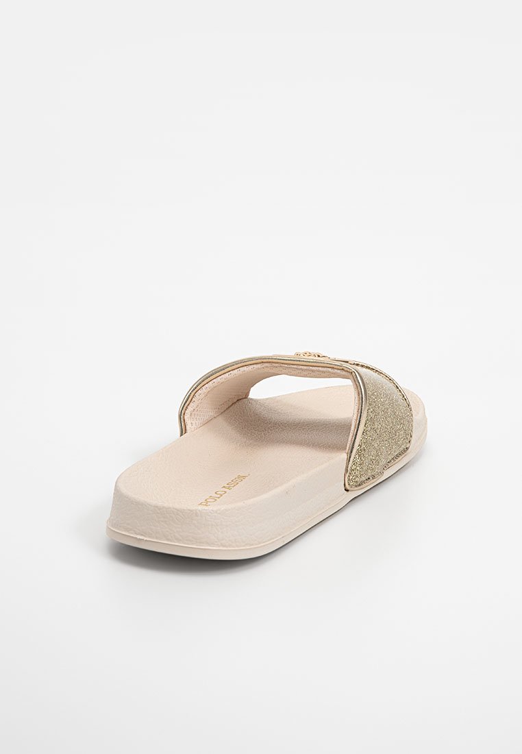 Riemensandalette mit beiger Basis und einem glitzernden goldenen Riemen. Glatte Oberfläche mit minimalistischem Design. Dicke, flache Sohle für Komfort.