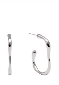 Los pendientes de aro plateados presentan un diseño orgánico y fluido con contornos suaves y un acabado pulido, mostrando una estética moderna.