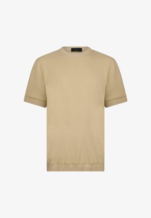 Šviesiai rudas trumpomis rankovėmis megztinis su austa apvadais ant rankogalių ir apačios, apvalia apačia ir maža siuvinėta logotipu kairiajame krūtinės srityje.