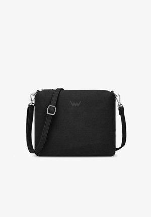 Schwarze rechteckige Umhängetasche mit verstellbarem Riemen, silbernen Verschlüssen und dezentem Logo auf der Vorderseite.