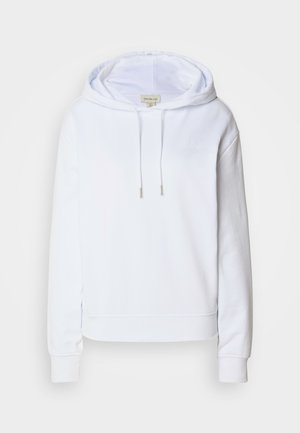 Hvit hettegenser laget av mykt stoff, med snor i hetten, ribbestrikkede mansjetter og kant, samt en brodert logo på brystet.