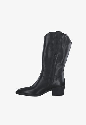 Musta nahkanilkkuri, jossa sivuvetoketju, terävä kärki, koristetikkaukset ja leveä korko valkoisella taustalla.