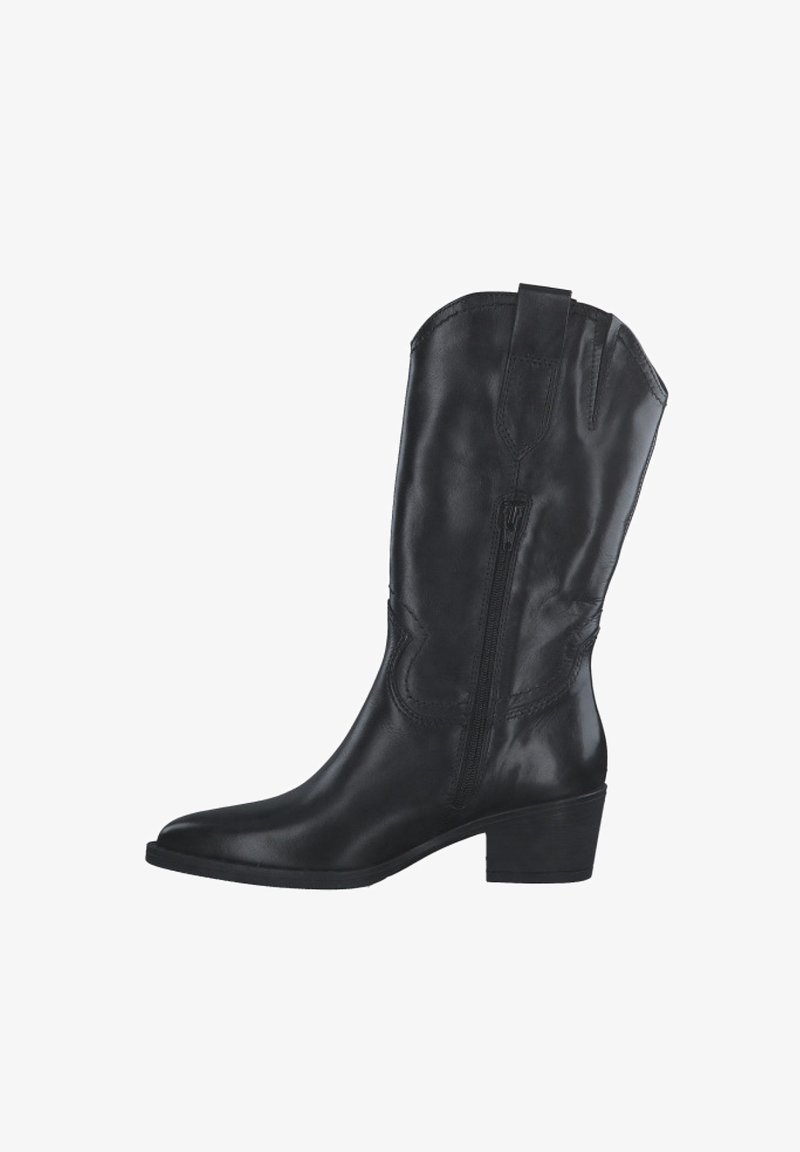 Czarny skórzany trzewik do połowy łydki z bocznym suwakiem, spiczastym noskiem, dekoracyjnym przeszyciem i obcasem typu słupek na białym tle.