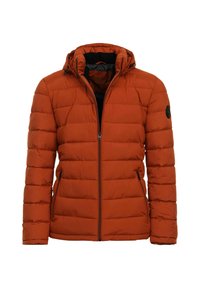Rust-orange polstret jakke med hætte, frontlynlås, to lynlåslommer og en sort cirkulær mærke på venstre ærme.