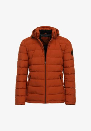 Rust-orange polstret jakke med hætte, frontlynlås, to lynlåslommer og en sort cirkulær mærke på venstre ærme.