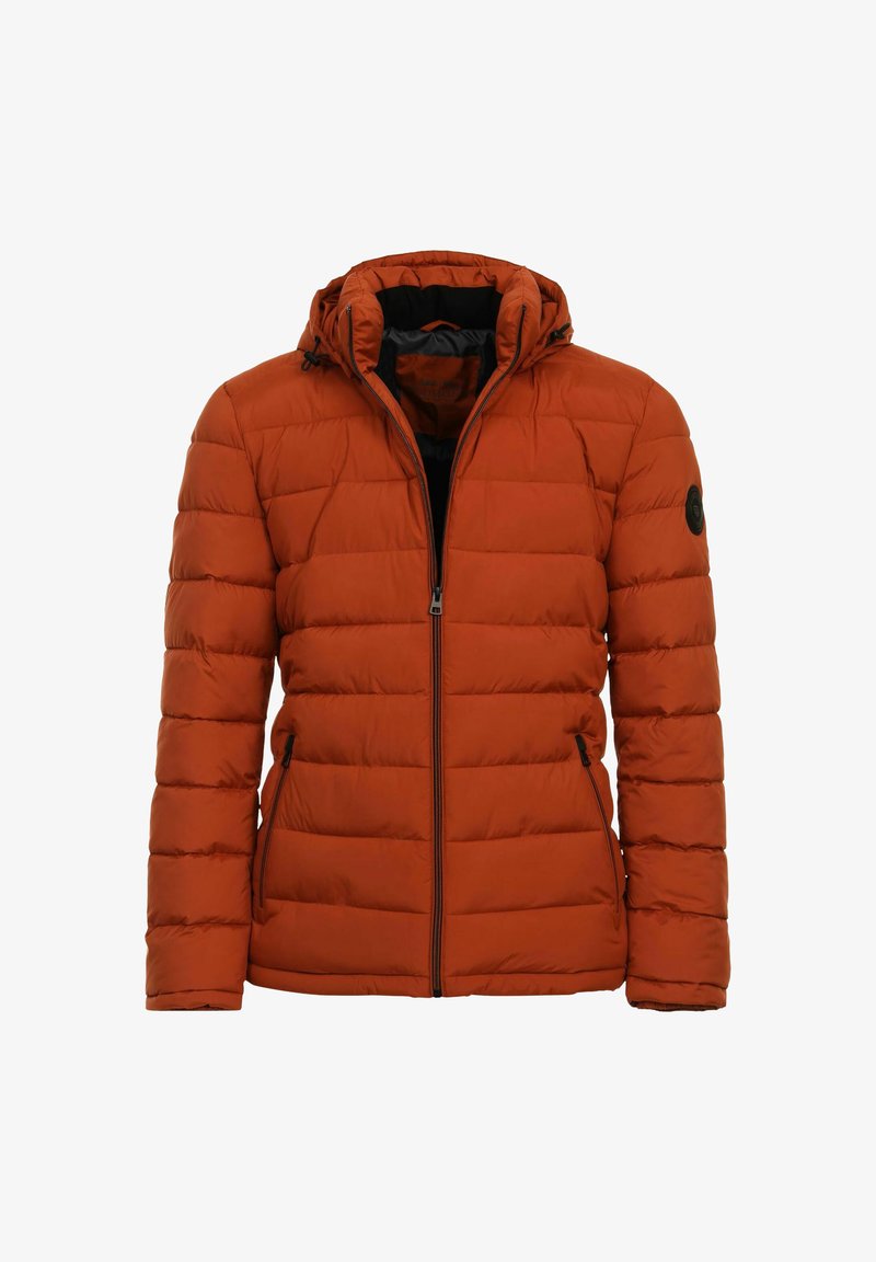 Rust-orange polstret jakke med hætte, frontlynlås, to lynlåslommer og en sort cirkulær mærke på venstre ærme.