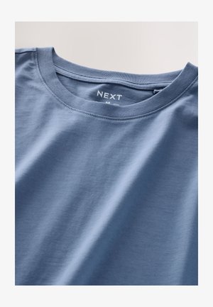 Zila kokvilnas T-krekls ar apaļu kakla izgriezumu un īsām piedurknēm. Teksturēts audums ar gludu apdari. Etiķete norāda "NEXT" un izmēru M.
