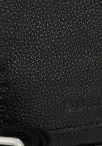 Borsa in pelle nera con superficie texture, caratterizzata da un logo impressato e una chiusura magnetica. Include una tracolla lungo il bordo della borsa.