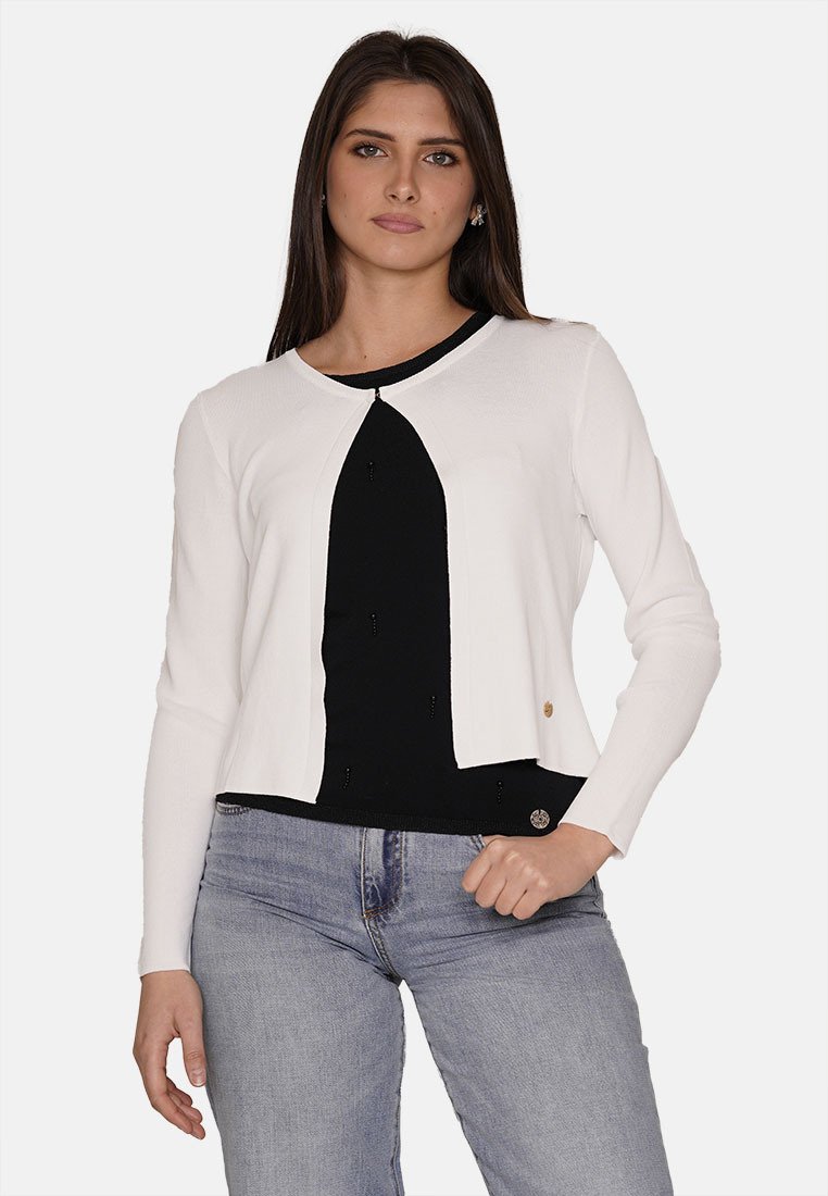 Cardigan lavorato a maglia bianco con scollatura rotonda, apertura frontale e accenti neri a contrasto. Presenta delicati dettagli decorativi e un logo dorato.