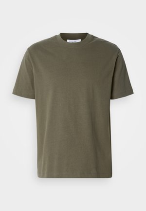 Camiseta de algodón verde oliva con un cuello redondo clásico y mangas cortas, con una textura suave y un corte relajado.