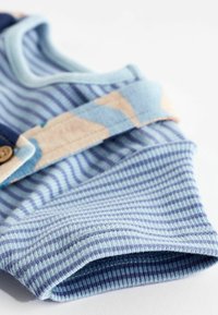 Multikleuren kinderhemd met blauwe en witte strepen, voorzien van een zachte stof, ronde halslijn en een gestreepte bies.