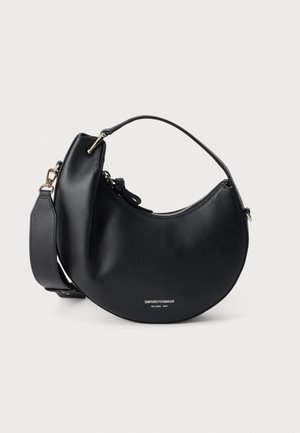 Sac à main en cuir noir incurvé avec poignée courte, large bandoulière amovible, fermeture éclair argentée et petit logo Emporio Armani argenté à l'avant.