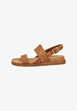 Braune Wildleder-Sandale mit flacher Sohle, zwei breiten Riemen, verstellbarer goldener Schnalle am Fersenriemen und leicht profilierter Gummisohle.