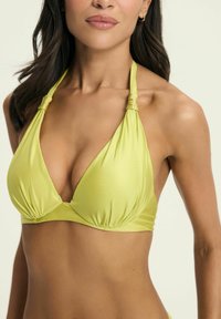 Trojkątny stanik bikini w jaskrawym żółtym kolorze, z wiązaniami na szyi i marszczonym materiałem pod miseczkami, o gładkiej, lekkiej teksturze.