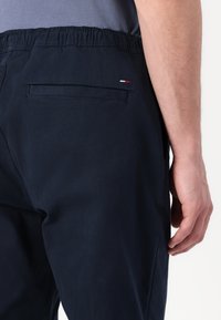 Tommy Jeans AUSTIN - Chinos - dark night navy
