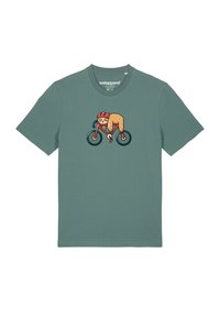 Groene katoenen T-shirt met een grafische weergave van een cartoonfiguur die op een fiets rijdt, met een rode helm en accenten op de fiets. Ronde halsontwerp.