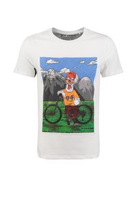 Wit T-shirt met een cartoonhaan die een zonnebril draagt, een oranje shirt en korte broek, leunend op een fiets in een berglandschap.