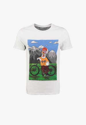 Wit T-shirt met een cartoonhaan die een zonnebril draagt, een oranje shirt en korte broek, leunend op een fiets in een berglandschap.
