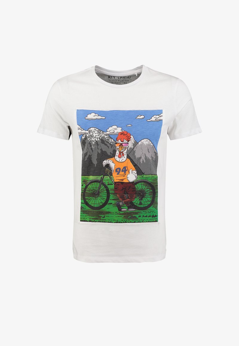 Wit T-shirt met een cartoonhaan die een zonnebril draagt, een oranje shirt en korte broek, leunend op een fiets in een berglandschap.