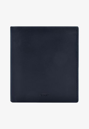 Granatowy skórzany portfel o gładkiej fakturze, w formacie bi-fold, z wytłoczonym logo marki na dole. Prosty i elegancki wygląd.