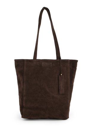 Sac cabas en daim marron foncé avec deux longues anses et une étiquette rectangulaire suspendue à une anse.