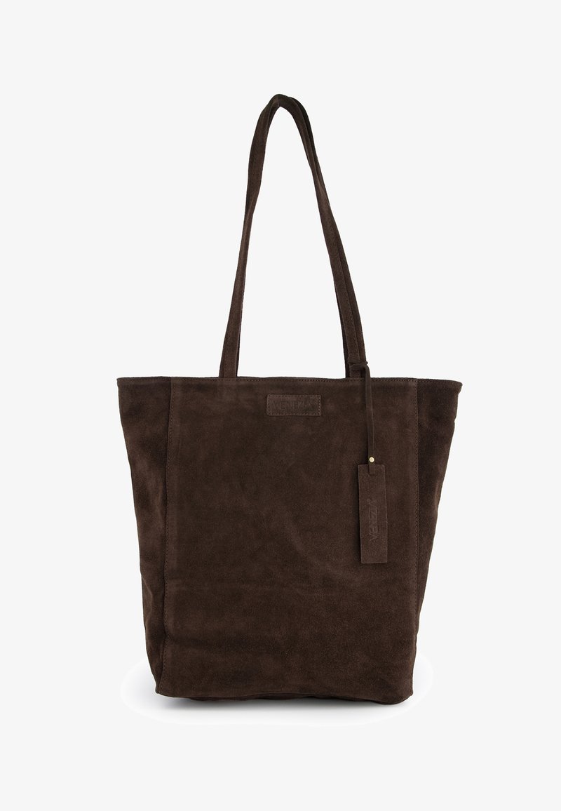 Sac cabas en daim marron foncé avec deux longues anses et une étiquette rectangulaire suspendue à une anse.