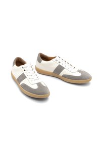 Męskie sneakersy wykonane z białej skóry i szarego zamszu. Posiadają perforowany design na palcach, bawełniane sznurówki oraz gumowe podeszwy z brązowym akcentem.