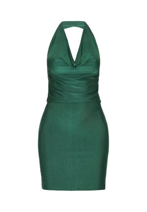 Zielona sukienka na ramiączkach z marszczonym dekoltem, dopasowanym krojem i gładkiego, błyszczącego materiału. Długość kończy się powyżej kolana.