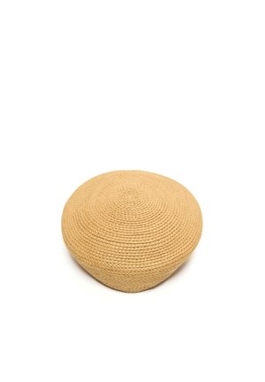 Cappello rotondo beige in paglia intrecciata con cima piatta e senza tesa visibile su sfondo bianco.