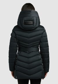 Sort puffer-jakke med chevron-quilting, bælte i taljen og aftagelig hætte. Har et brandlabel på ryggen. Tekstureret, isoleret materiale.