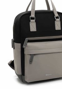 Mochila bicolor negra y gris fabricada en material sintético con un diseño estructurado, asas superiores y un bolsillo frontal con cremallera. Acentos en hardware plateado.