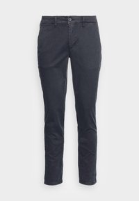 Chinos en coton bleu foncé à coupe slim, présentant une fermeture à bouton, des passants de ceinture et de discrètes poches latérales. Texture lisse, détails minimaux.