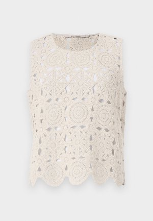Gehaakte beige mouwloze top met cirkelvormige patronen en scalloped zoom, gemaakt van lichtgewicht materiaal met een open ontwerp.