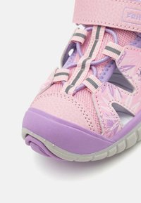 Růžové a fialové dětské sandály s síťovaným svrškem, vzorovými akcenty, elastickými šňůrkami a polstrovanou gumovou podrážkou. Nastavitelný páskový uzávěr.