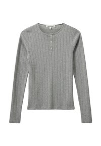 Sivi dugih rukava henley majica s rebrastom teksturom, tri gumba i okruglim izrezom sa suptilnim detaljima.