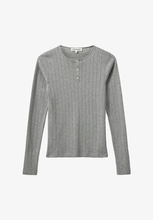 Siva dolgi rokav henley majica z rebrasto teksturo, tri gumbe na izrezu in okroglo ovratnico z diskretnimi detajli.