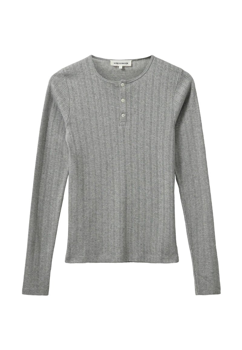 Sivi dugih rukava henley majica s rebrastom teksturom, tri gumba i okruglim izrezom sa suptilnim detaljima.