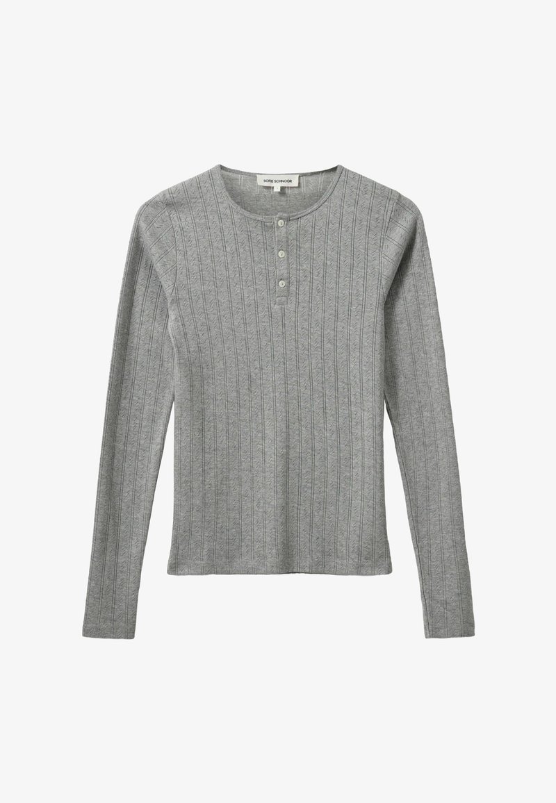 Sivi dugih rukava henley majica s rebrastom teksturom, tri gumba i okruglim izrezom sa suptilnim detaljima.