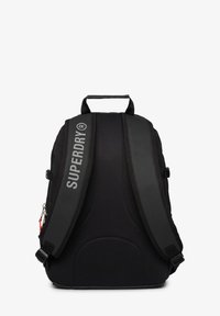 Schwarzer Rucksack mit gepolsterten Trägern, ausgestattet mit einem großen Hauptfach, strukturierten Oberflächen und "SUPERDRY"-Logo an der Seite.