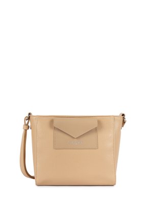 Sac bandoulière en cuir beige avec une surface texturée, comprenant une poche à rabat triangulaire et un accent logo argenté. Sangle ajustable incluse.
