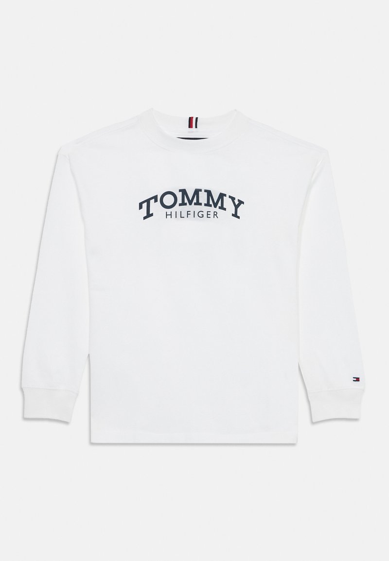 Valge pika varrukaga T-särk, millel ees on "TOMMY HILFIGER" tekst ja vasakul varrukal väike Tommy Hilfiger lipp.