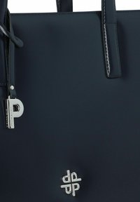 Borsa tote in pelle navy con texture liscia, dotata di un'etichetta con lucchetto in argento e un semplice emblema sul davanti. Manici doppi per il trasporto.