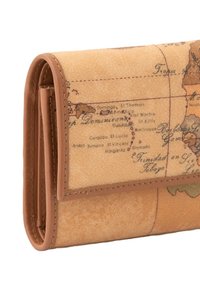 Portafoglio in pelle marrone con un design a stampa mappa, caratterizzato da una superficie testurizzata e di colore chiaro e cuciture visibili lungo i bordi.