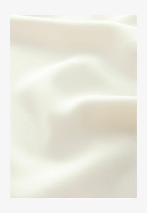 Biała tkanina o gładkiej fakturze, ukazująca delikatne fale i subtelny połysk, co sugeruje, że jest lekka i prawdopodobnie syntetyczna.