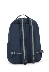 Marinblå ryggsäck i lätt tyg, med vadderade axelremmar, mesh-detaljer och grå ränder nedanför mitten.