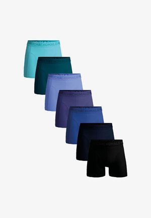 Set od sedam bokserica u raznim bojama: tirkiznoj, tamno tirkiznoj, svijetlo plavoj, mornarskoj, tamno plavoj, tamno ljubičastoj i crnoj. Mekani materijal s pojasom s logotipom.