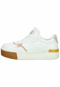Baskets blanches avec des détails perforés, des accents roses et une semelle en caoutchouc texturée. Présente une semelle plus épaisse avec un accent jaune au niveau du talon.
